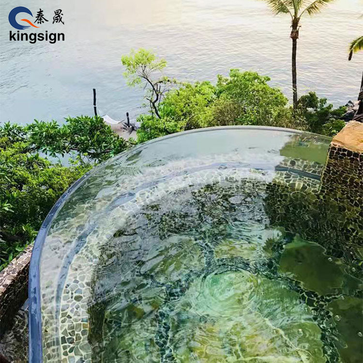 ရေကူးကန်ပြတင်းပေါက်သည်အလွန်ကြည်လင်ပြတ်သားစွာနေနိုင်မည်လား။